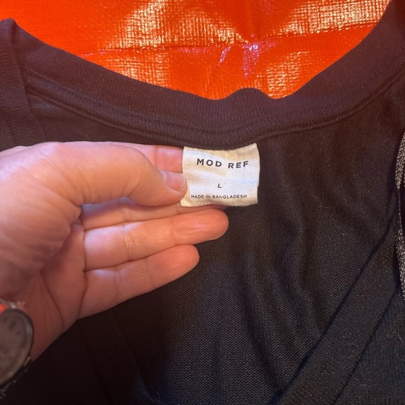 👑 Black cap sleeved V-neck top 2/$15 - Picture 3 of 4